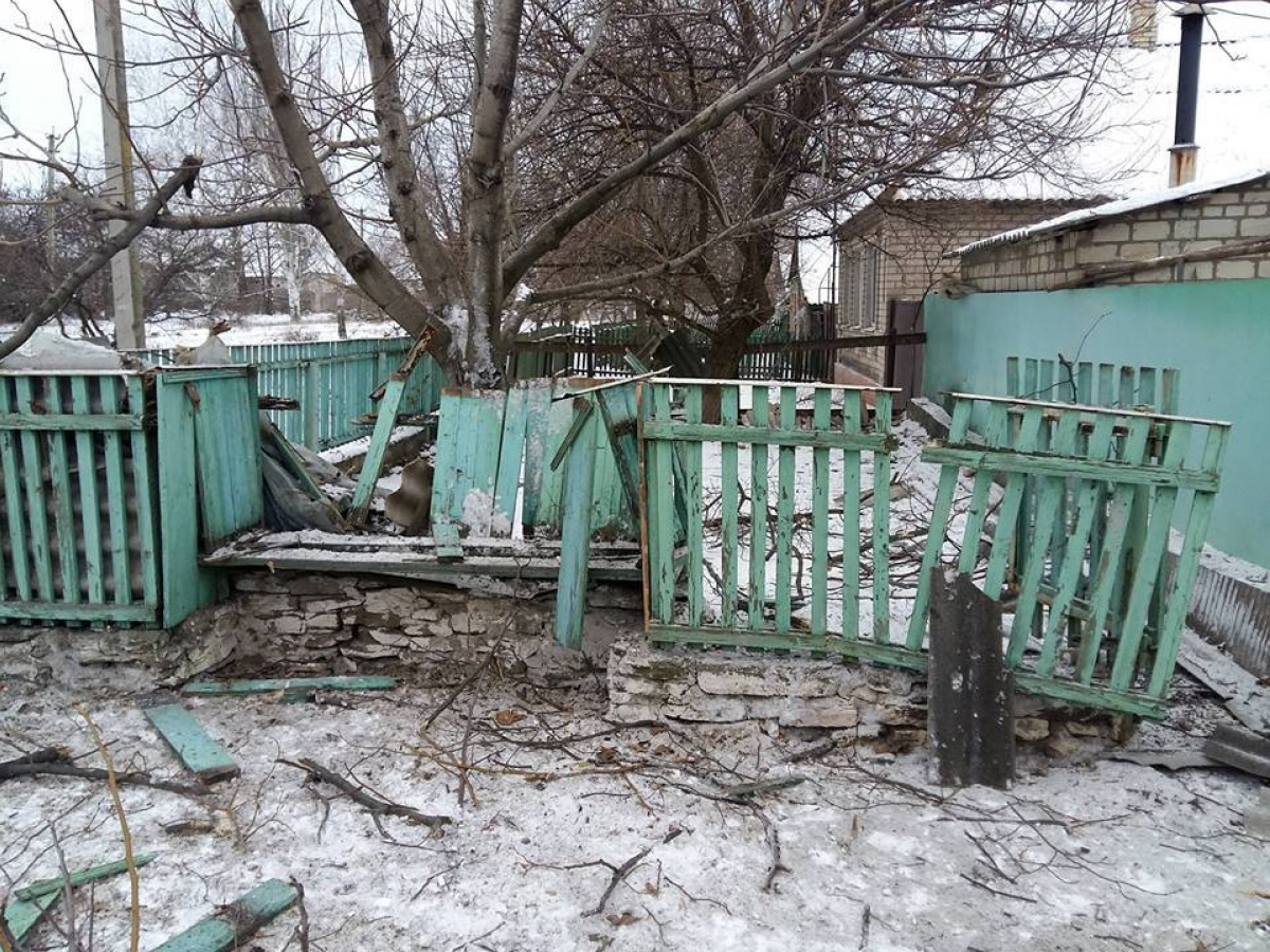 Поселок Луганское остается без газа и воды из-за обстрелов на Светлодарской дуге