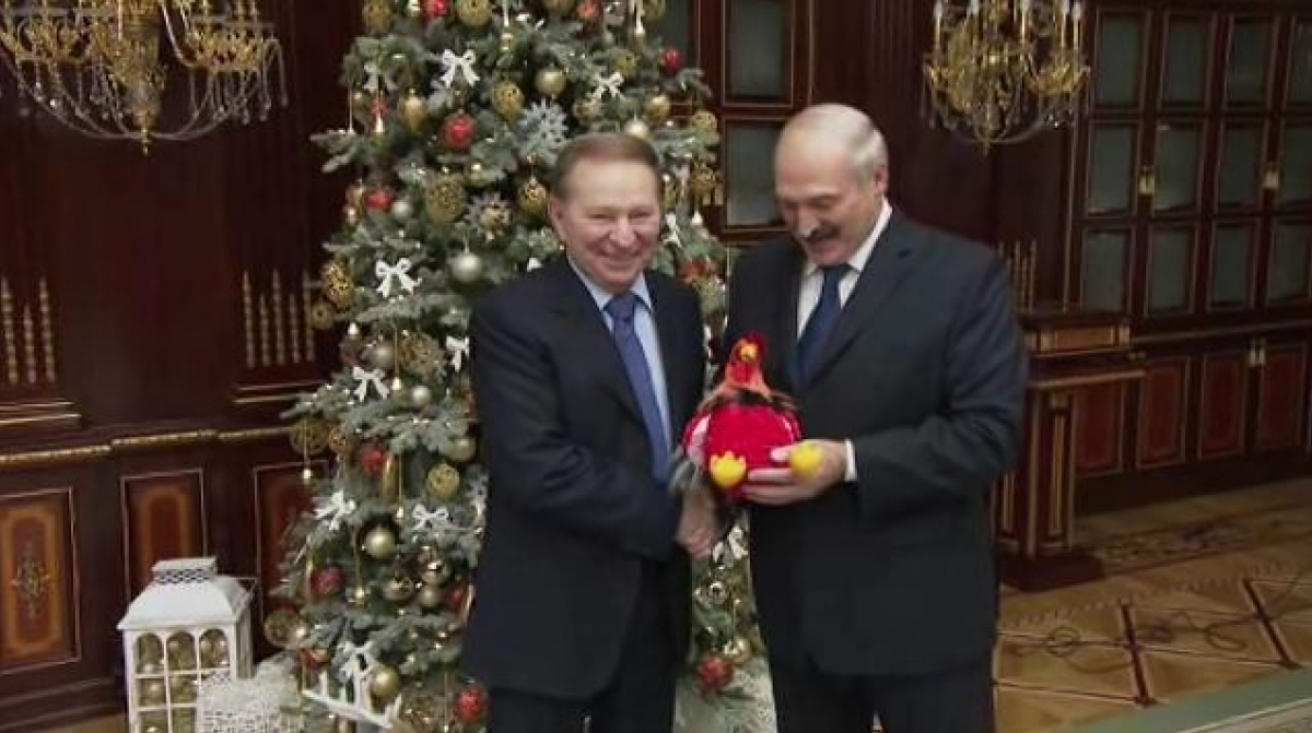 Кучма подарил Лукашенко томик Макиавелли и получил плюшевого петуха