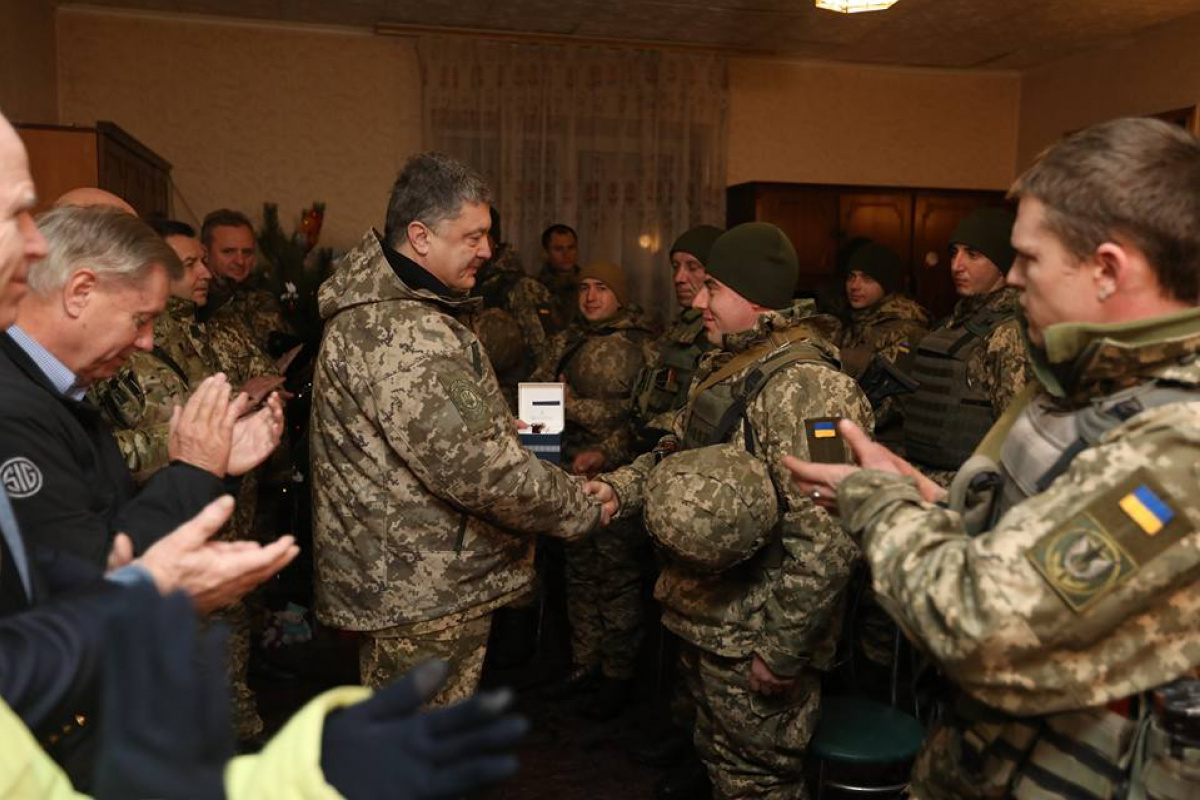 Порошенко в районе Широкино поздравил военных