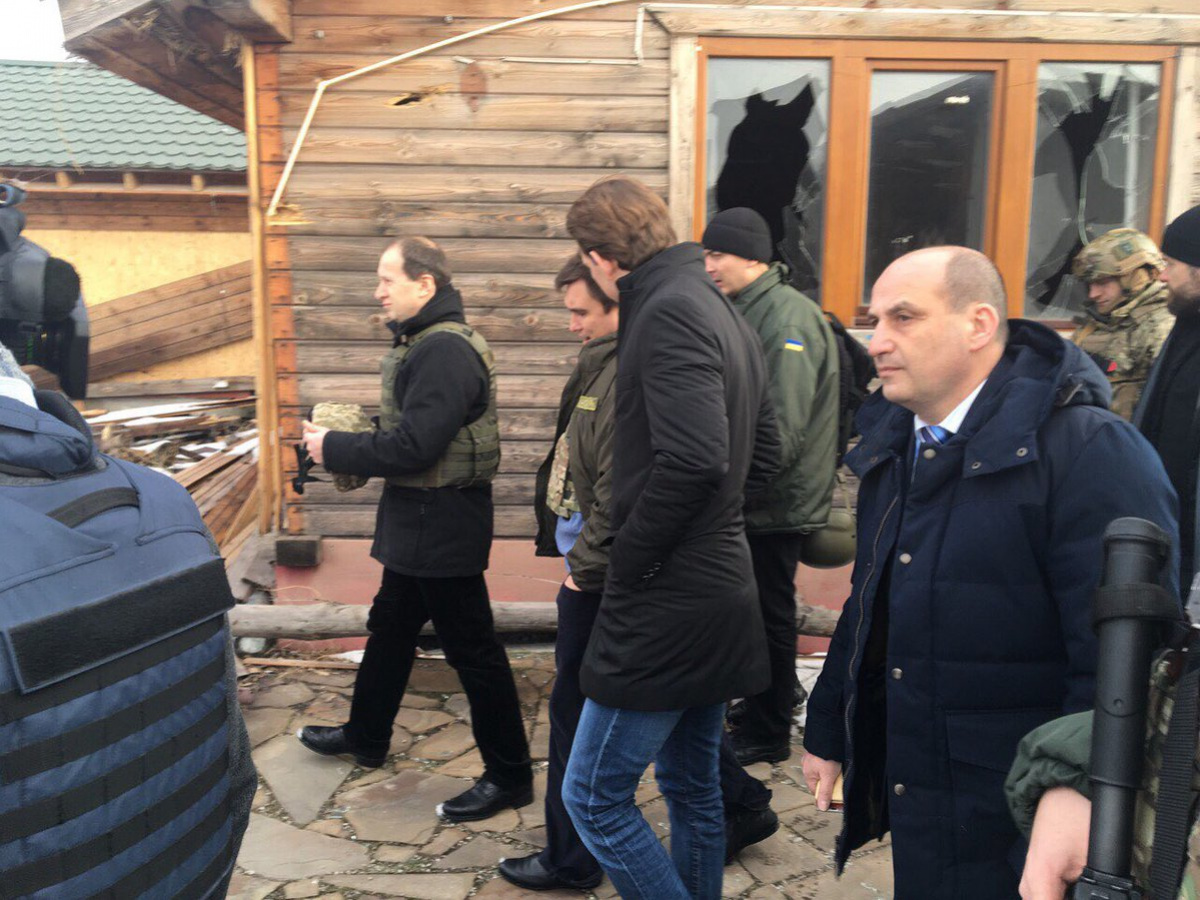 Курц осматривает последствия обстрела села Виноградное. Источник: MFA of Ukraine/Twitter