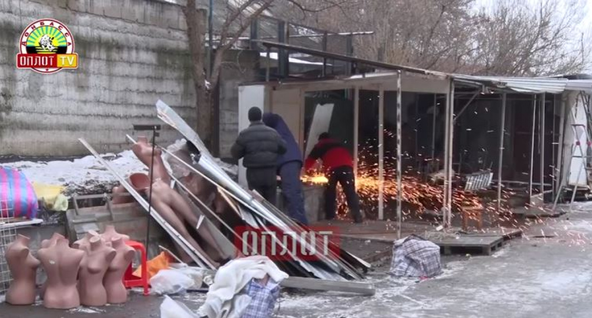 Возле железнодорожного вокзала в Донецке демонтируют рынок 