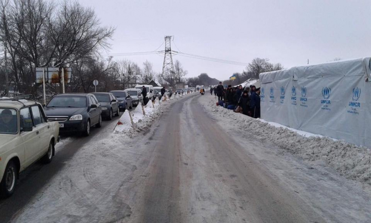 На КПВВ «Майорск» очередь пеших пассажиров выросла до 800 человек