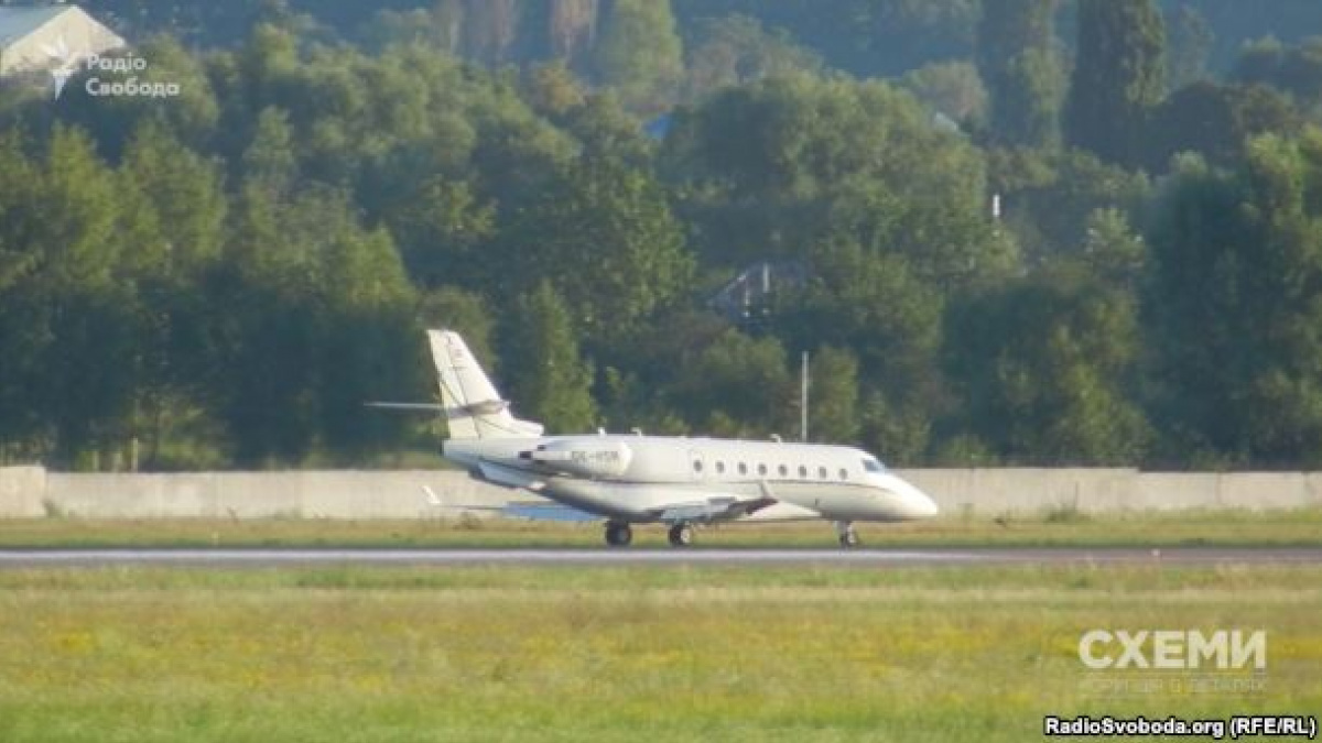 Частный самолет Gulfstream G200, на котором участники ТКГ прибыли в аэропорт «Киев» 4 августа 2016 года. Источник: Радио свобода