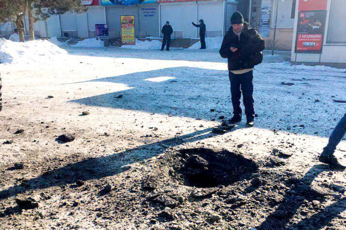 На фото - последствия обстрела в районе радиорынка «Маяк» в Донецке.