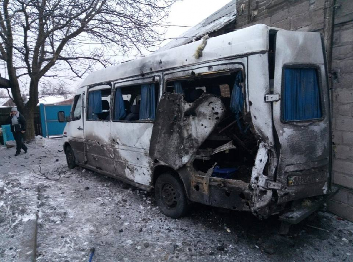 Результаты ночного обстрела Авдеевки: повреждены дома и автомобиль