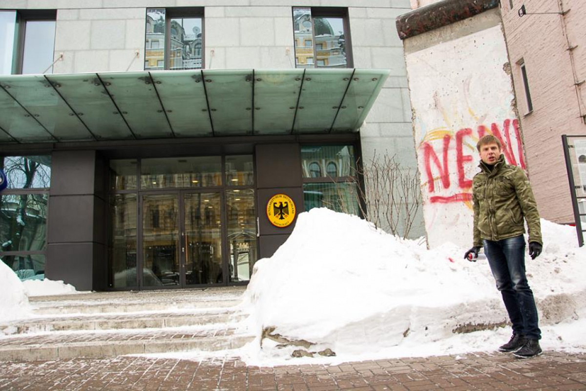 Дипломаты осудили поступок нардепа с фрагментом Берлинской стены в Киеве