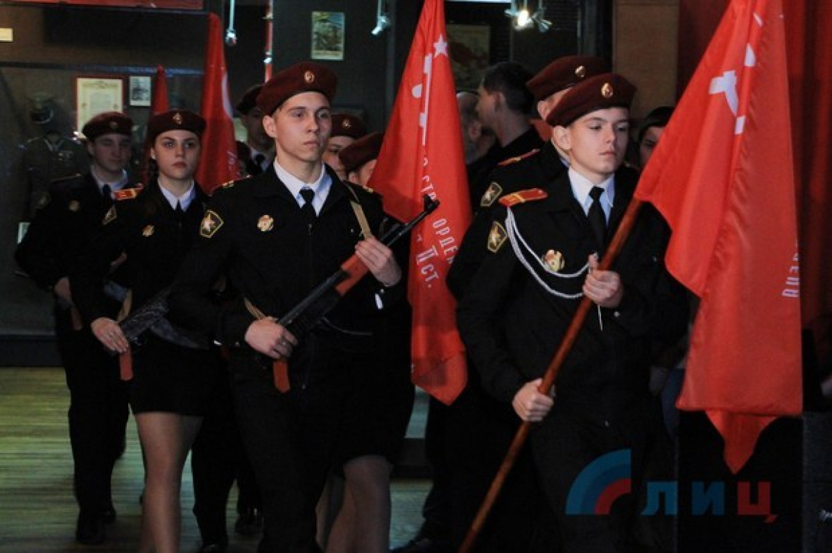«ЛНР» торжественно раздает Знамена победы школьникам