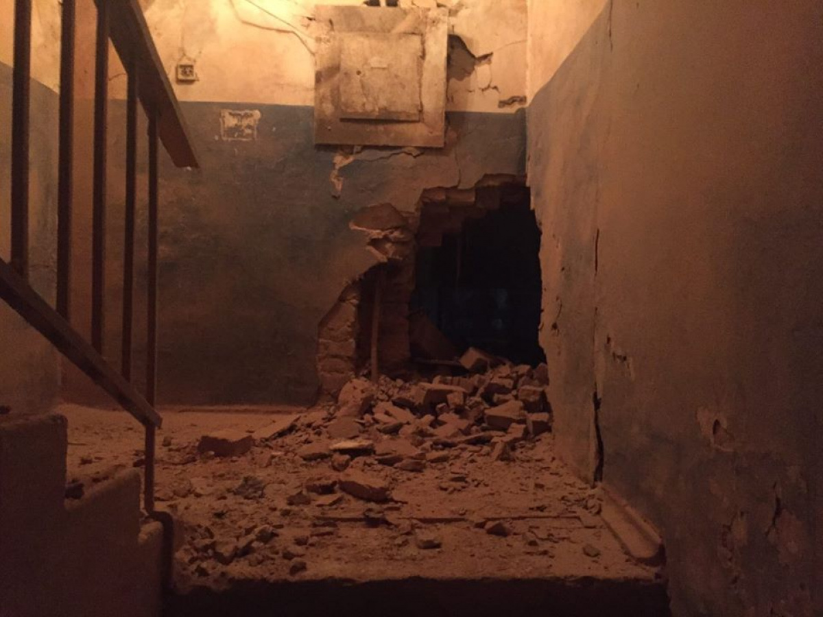 В Авдеевке снаряды попали в два многоэтажных дома, погиб человек
