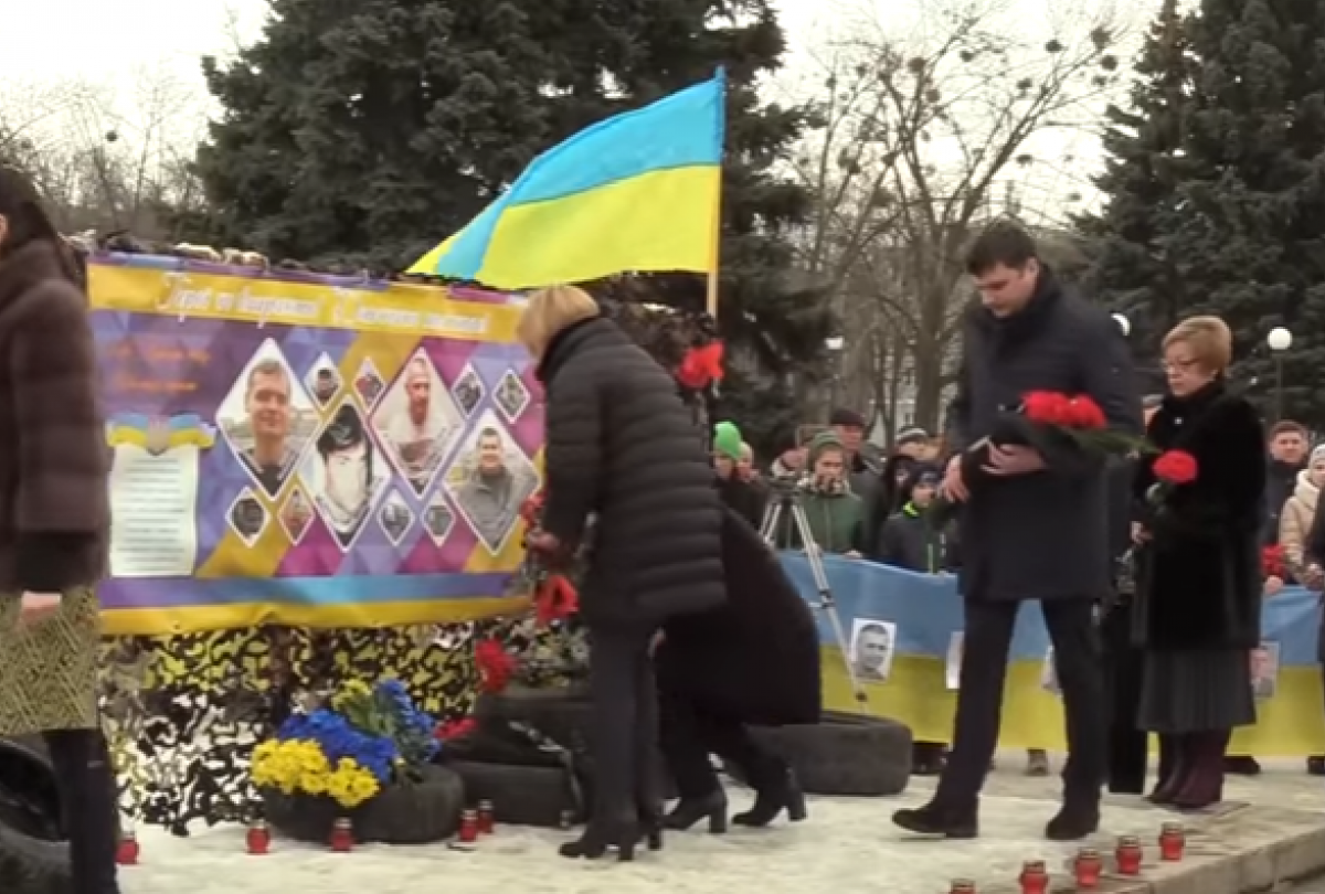 Неделя Донбасса: День памяти Небесной сотни; жители Песок на грани протеста