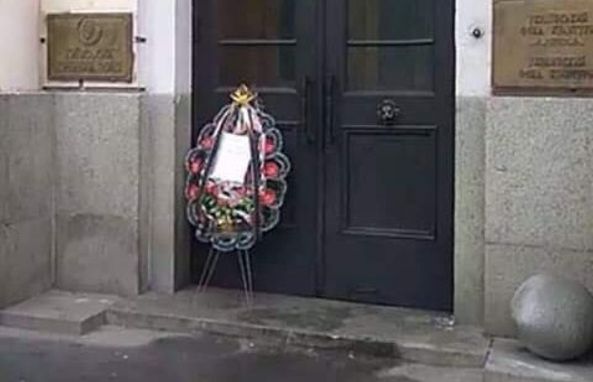 Возле дверей института памяти оставили похоронный венок с именем Вятровича