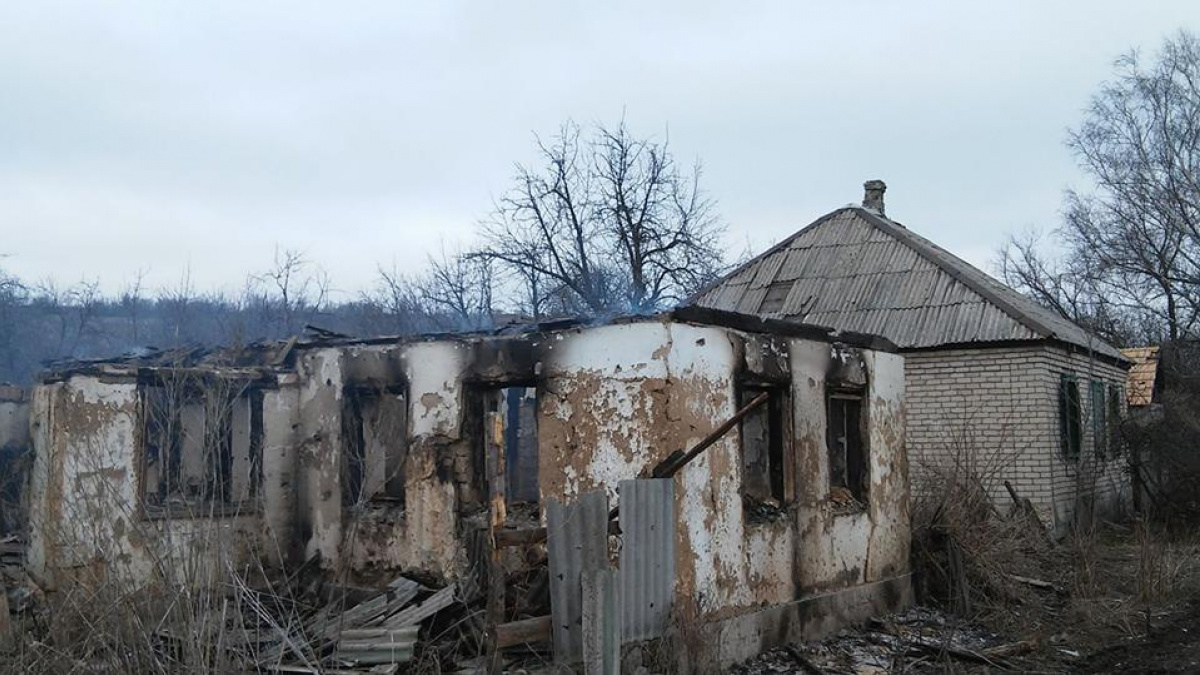 Горловка и Зайцево оказались под обстрелом, повреждены дома