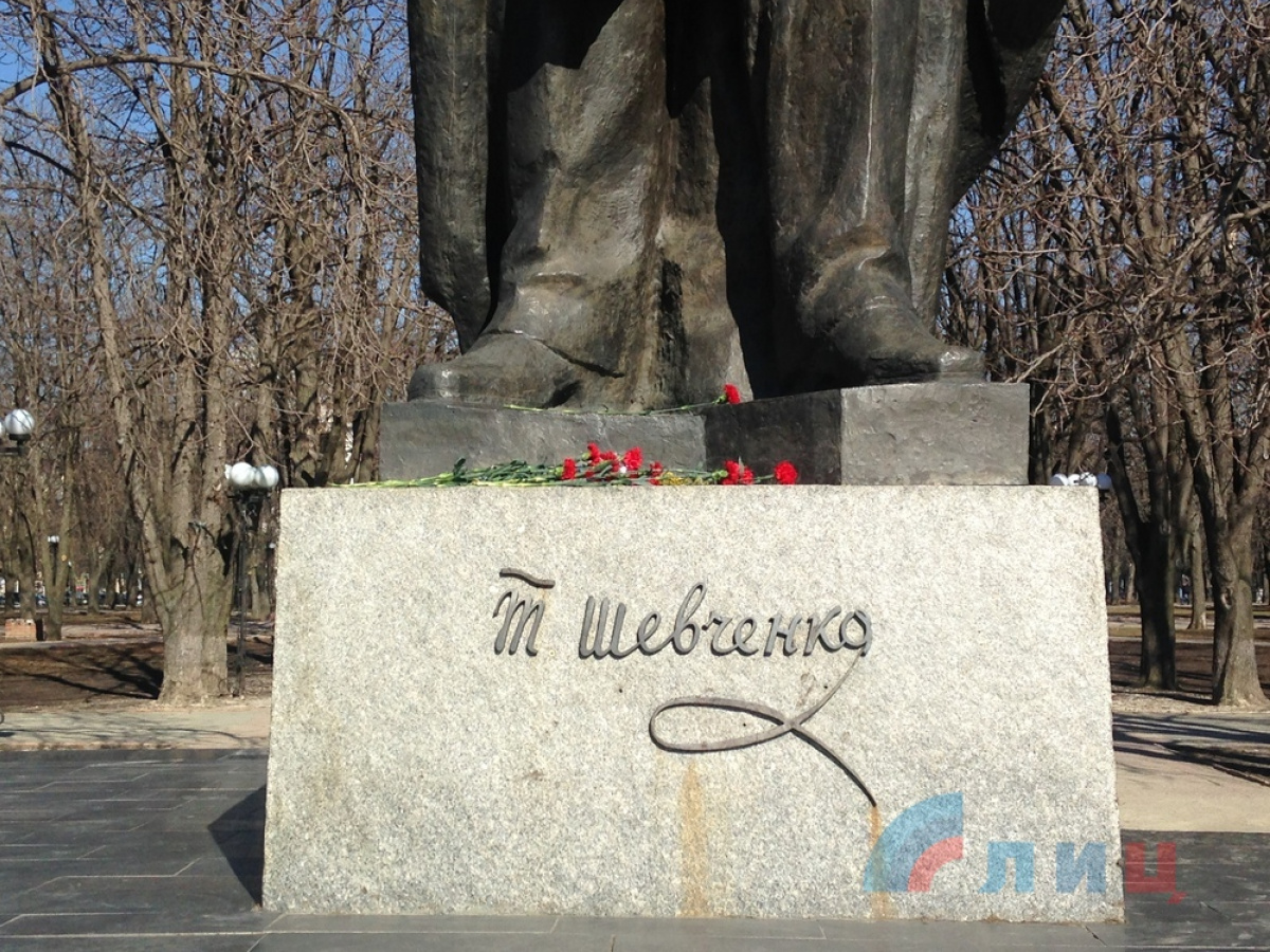 Луганские «молодогвардейцы» принесли цветы к памятнику Шевченко
