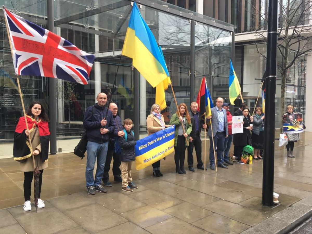В Лондоне пикетировали апартаменты Ахметова