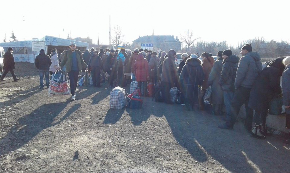 КПВВ «Станица Луганская» утром собрала в очередях 900 человек