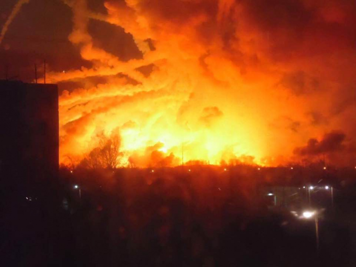Появилось фото и видео взрывов на складах с боеприпасами в Харьковской области