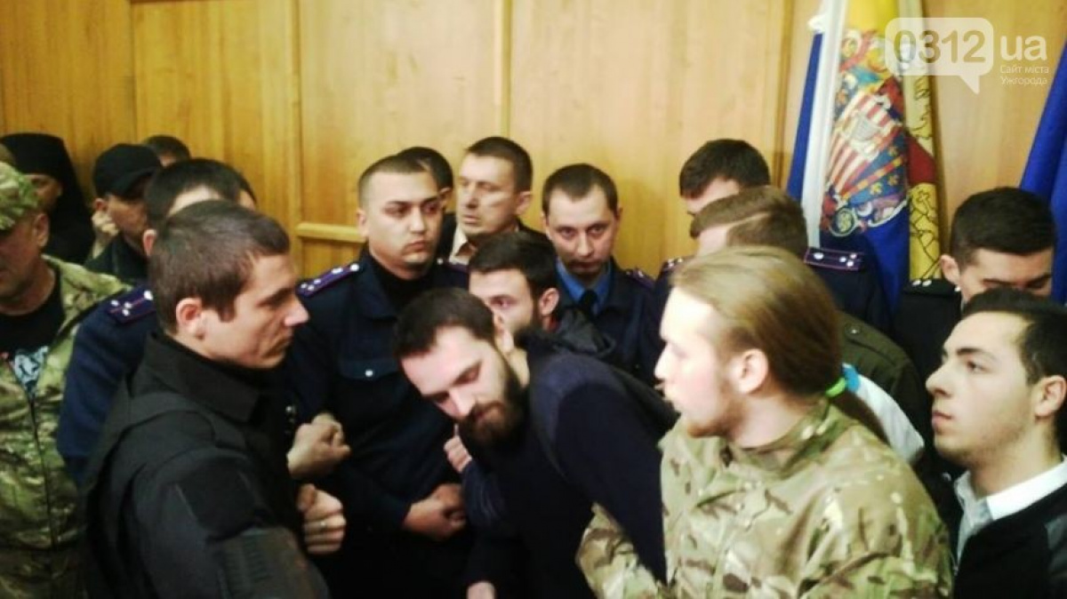 В Ужгороде военные подрались со священниками из-за земли