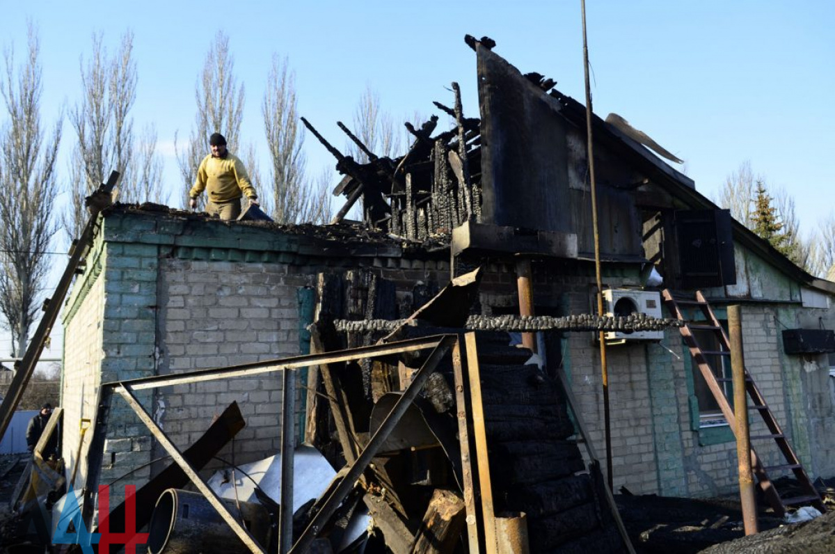 Последствия обстрелов Петровского района Донецка