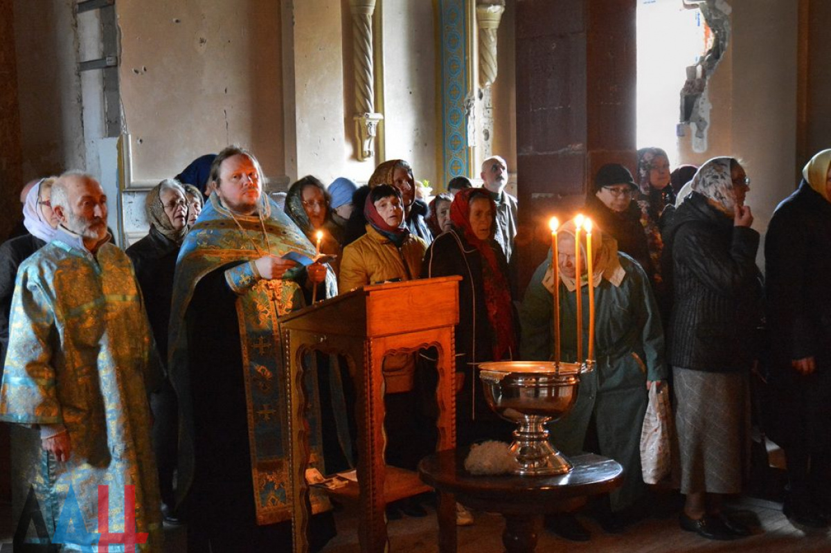 В разрушенном храме Донецка провели праздничную литургию