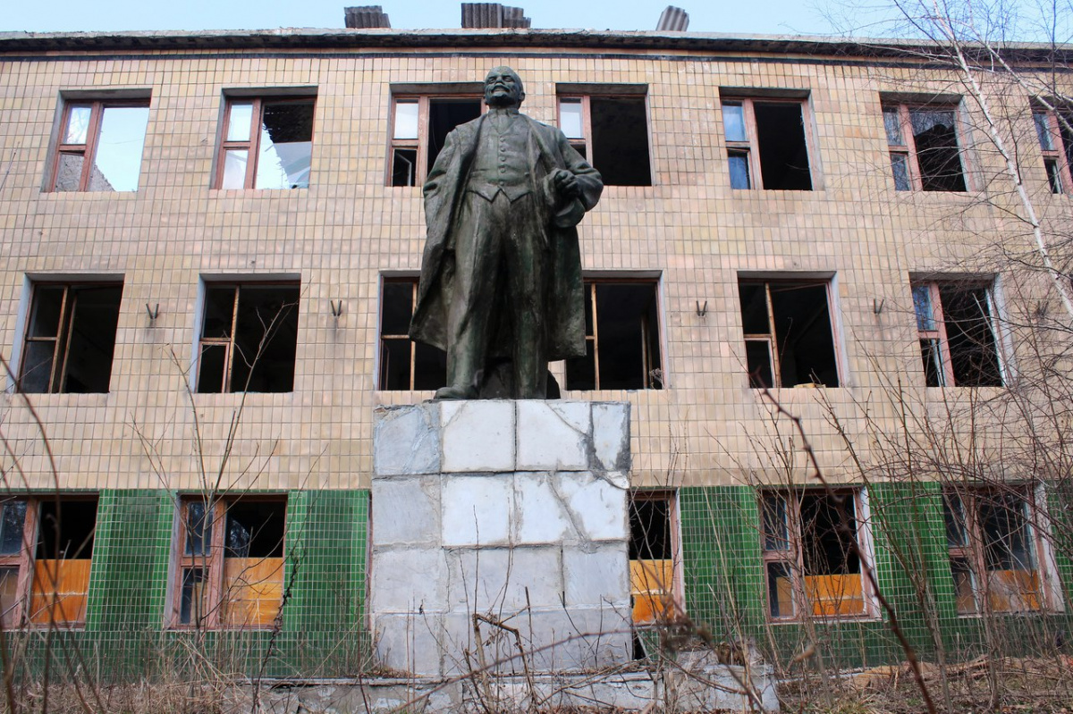 Памятник Ленину напротив административного здания Горловского химзавода. Источник: Егор Воронов/VK