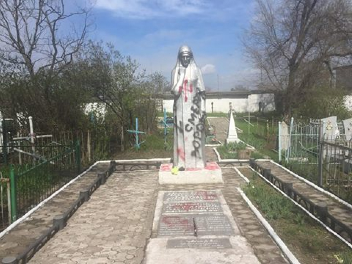 «Азов» считает провокацией свою символику на оскверненной могиле в Мариуполе