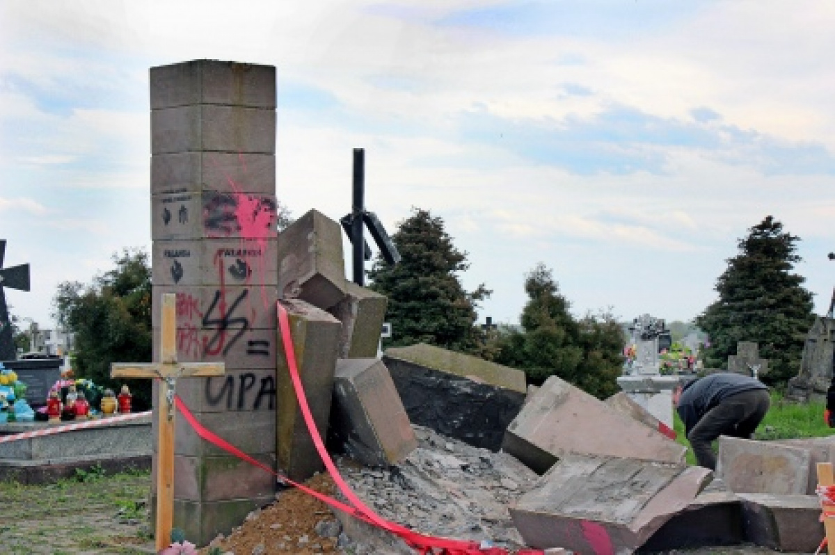 В Польше радикалы демонтировали памятник воинам УПА