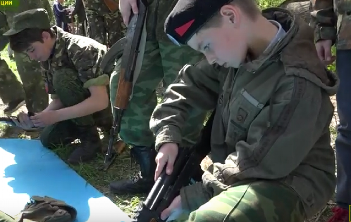 Боевики «ЛНР» учат детей воевать