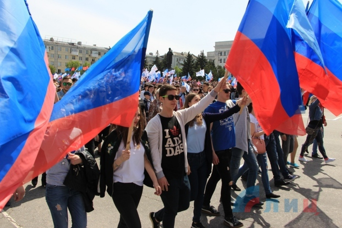 В Луганске первомай отпраздновали с Путиным, Микки Маусом и «антифашистами»
