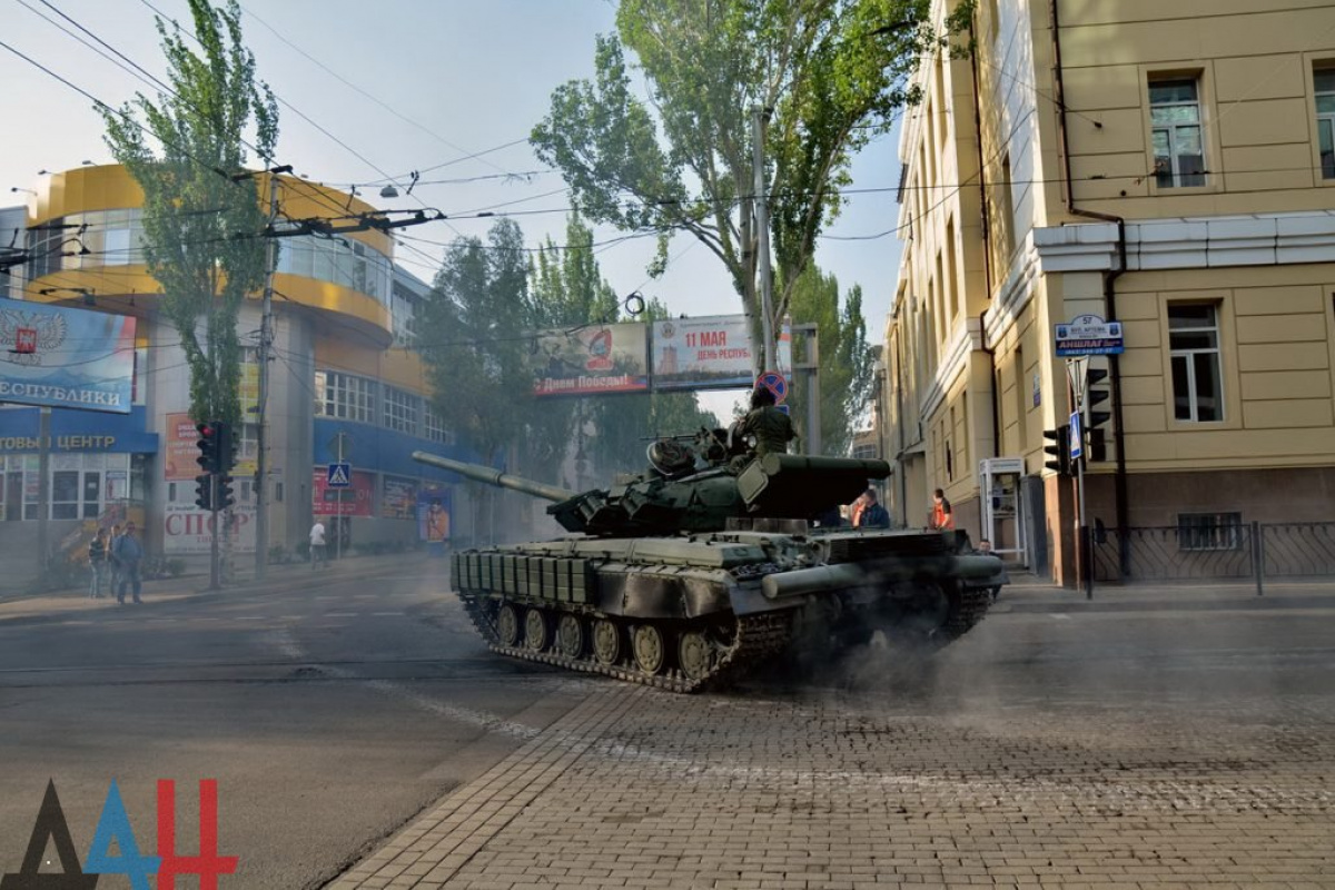 В центр Донецка вывели танки и артиллерию