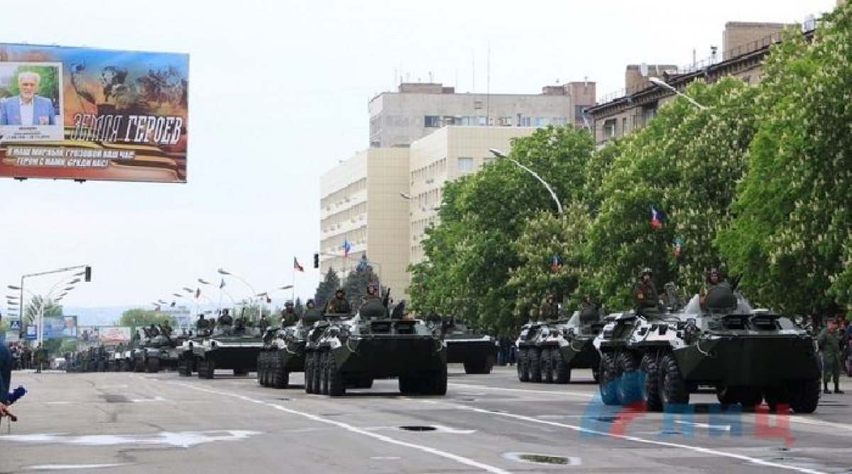 «ЛНР» провела военный парад в Луганске