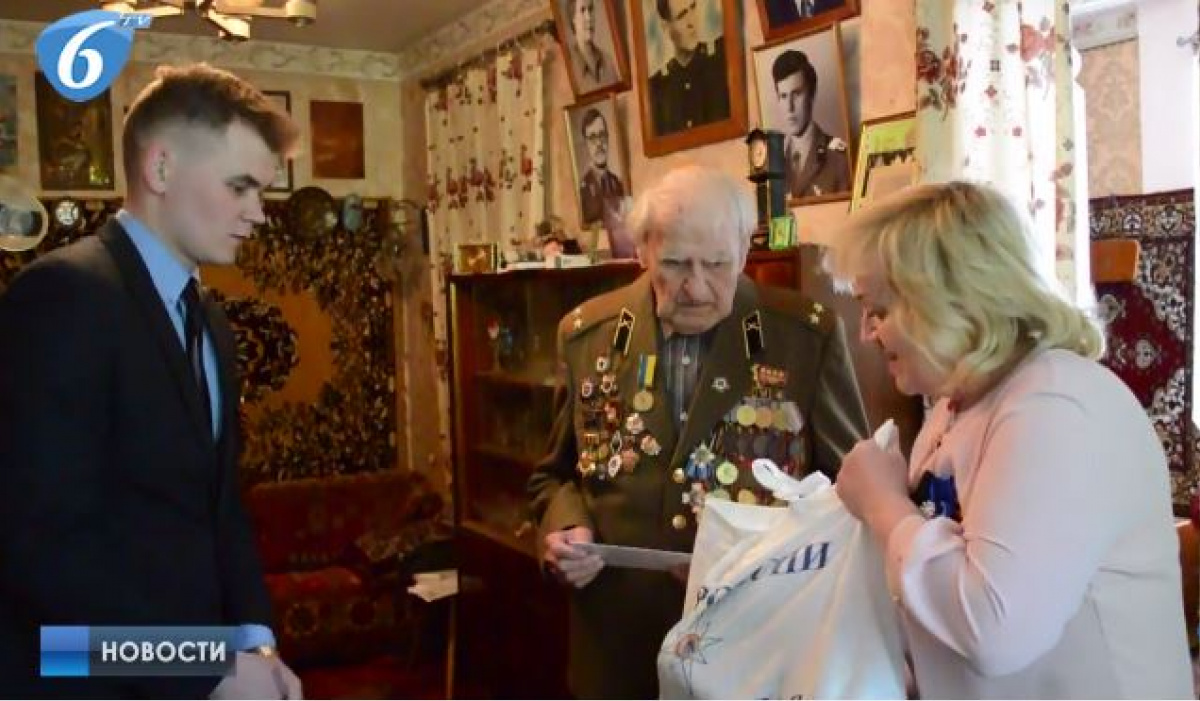 Ветеранам Горловки от имени Захарченко подарили гуманитарные наборы МЧС РФ