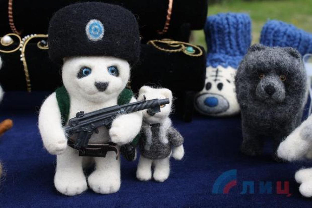 В Луганске прошла выставка сувениров с символикой «ЛНР»