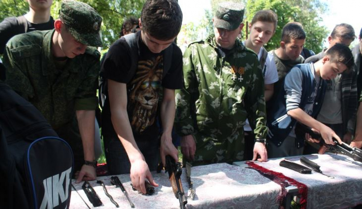 «ДНР» устроила сборы с автоматами для школьников Донецка