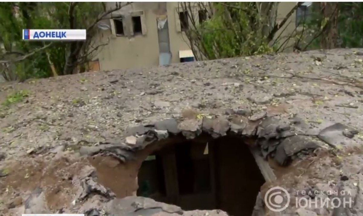 Снаряд пробил крышу многоэтажки в Донецке