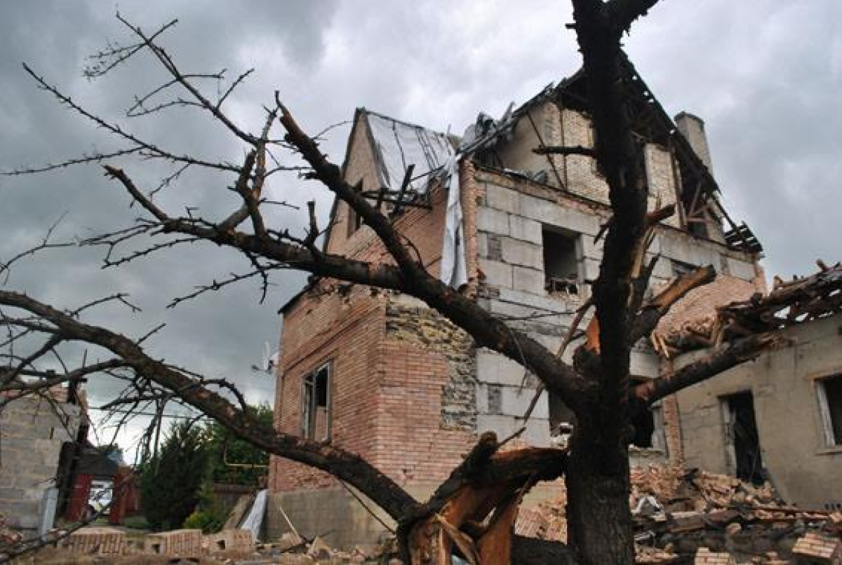 В Марьинке в результате утреннего обстрела повреждены 20 частных домов 