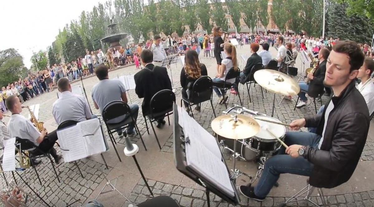 Музыканты Донецкой филармонии устроили концерт у фонтана