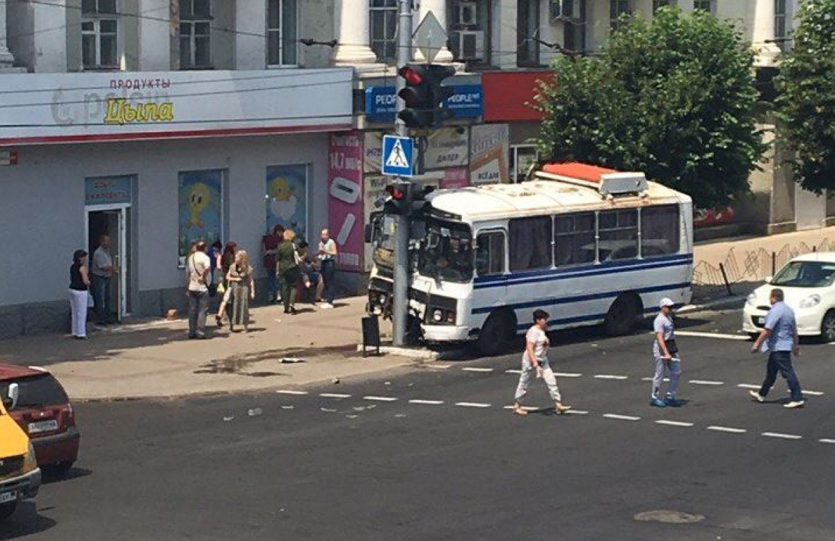 В Макеевке автобус врезался в столб