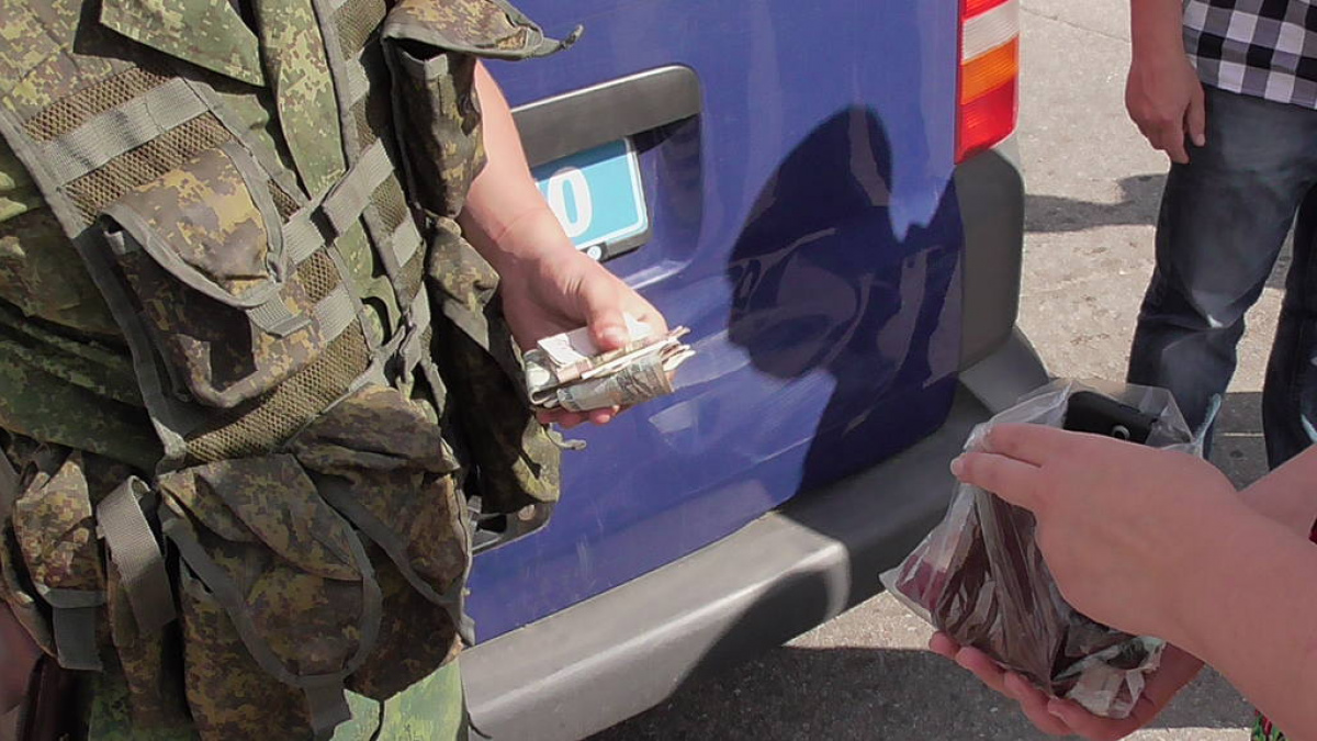 «Полицейские ЛНР» вымогали взятки за провоз продуктов через «Станицу Луганскую»