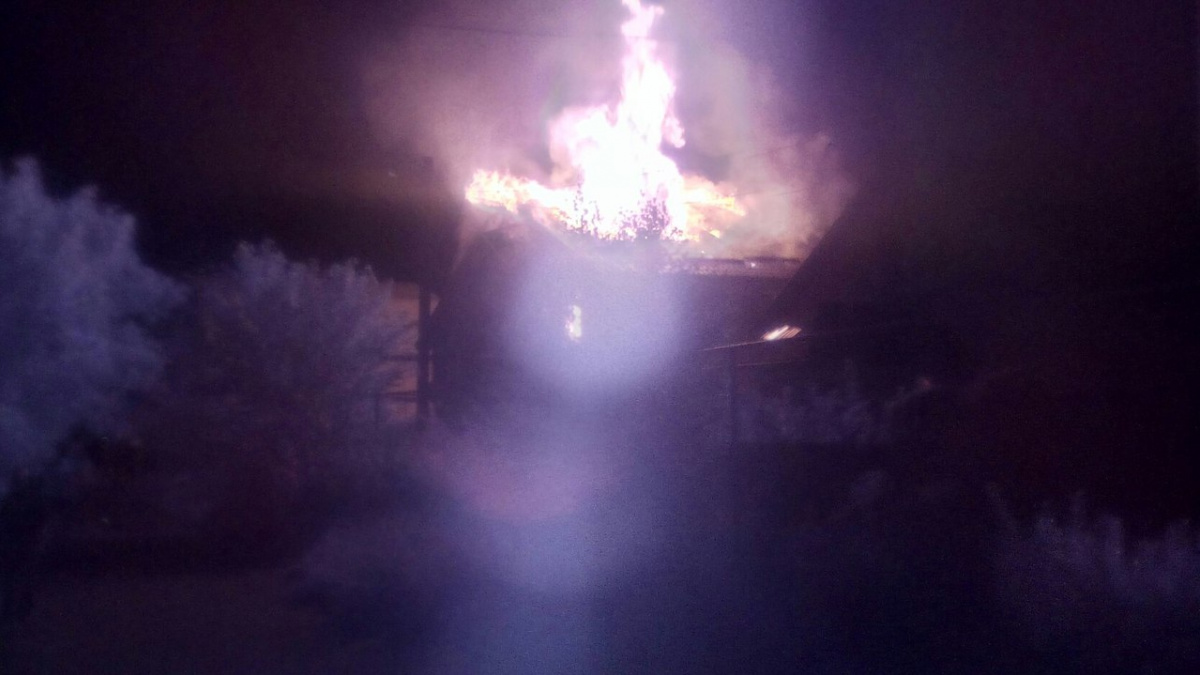 В Донецке горит дом. Сообщается о попадании снаряда