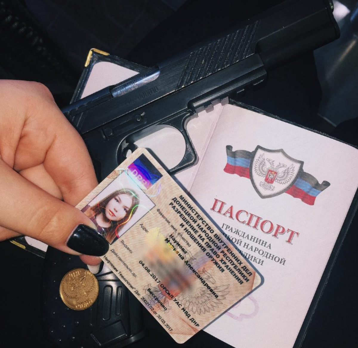 Российская спортсменка Наумова получила «наградное оружие» от «ДНР»