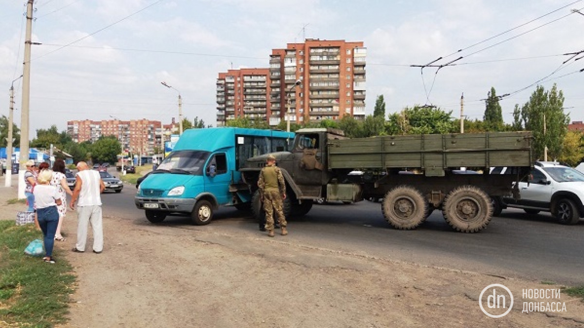 В Славянске столкнулись военный грузовик и маршрутка