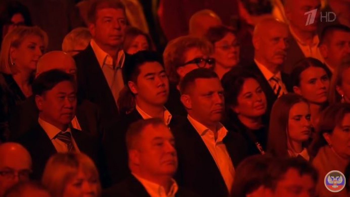 «Прилетел из пылающего Донбасса»: Кобзон представил Захарченко на своем концерте в Кремле