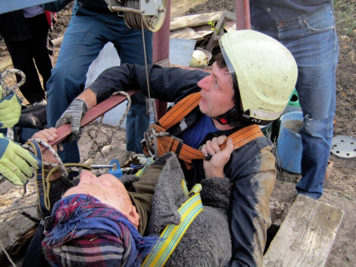 В Донецке женщина упала в 12-метровый колодец