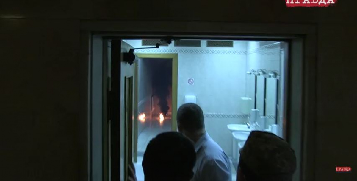 Появилось видео, как нардепы «тестировали» дымовые шашки в туалете Рады