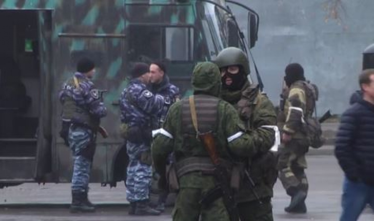 В центре Луганска вооруженные люди оцепили здание «МВД ЛНР»