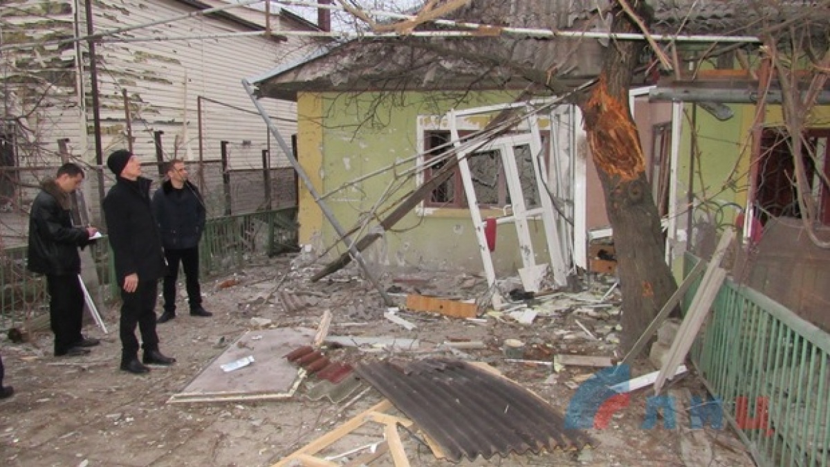 В «ЛНР» показали последствия обстрела Кадиевки: повреждены дома и ЛЭП