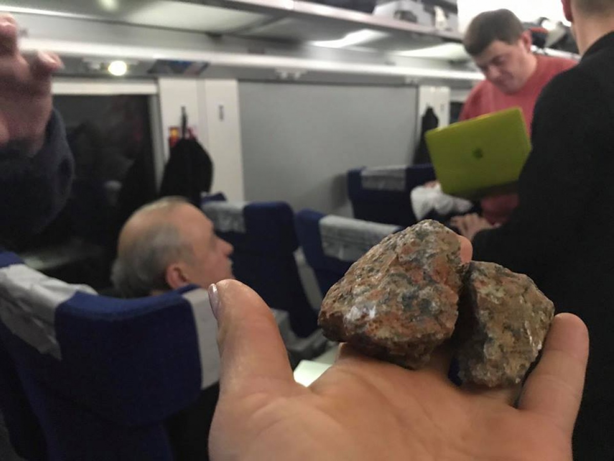 В вагоне поезда, в котором ехала Руслана, камнем разбили окно