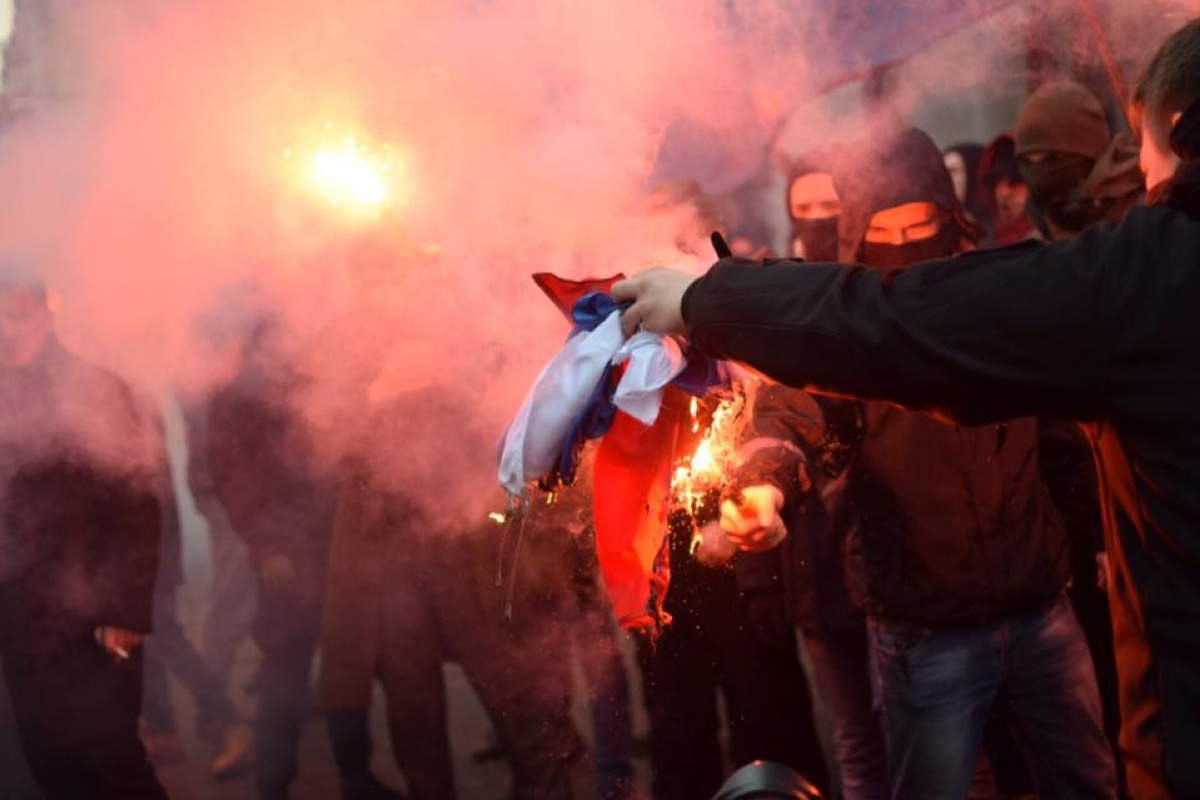 Ультраправые ворвались в здание Россотрудничества в Киеве: обрисовали стены и сожгли флаг РФ