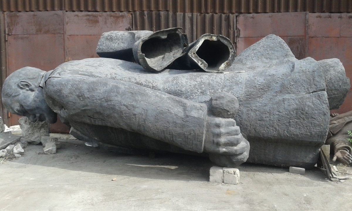 В Мариуполе продают декоммунизированные памятники Ленину