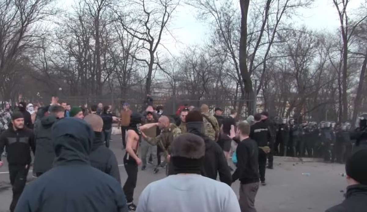 Потасовки фанатов с полицией на «Мариуполь» – «Динамо»: известно о 12 пострадавших