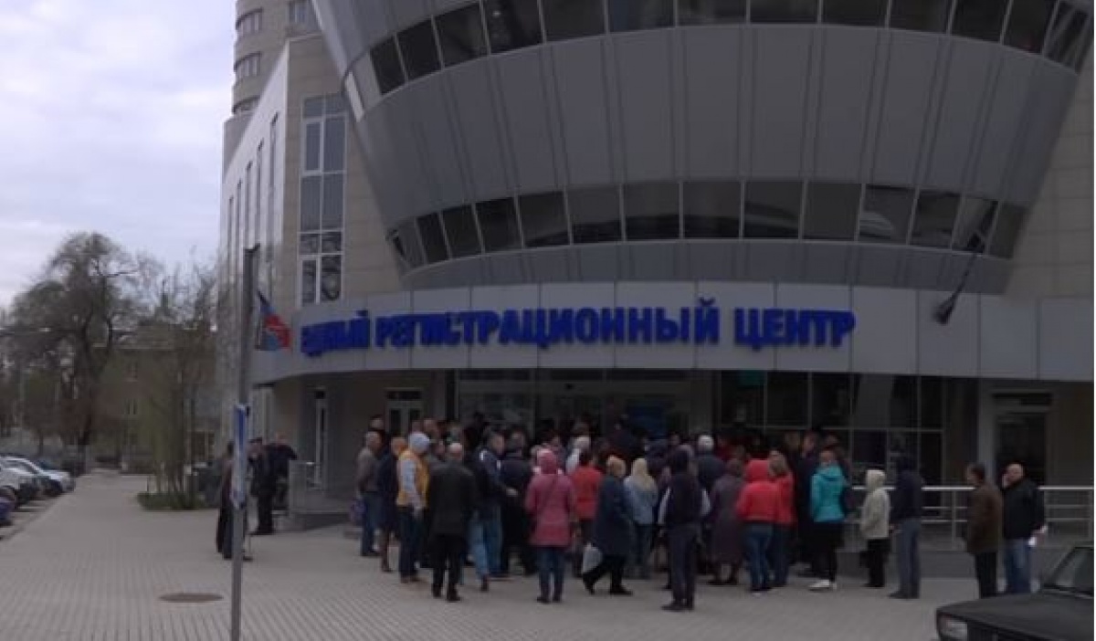 «Нельзя цивилизованно сделать?»: в Донецке жалуются на большие очереди в центр админуслуг «ДНР»